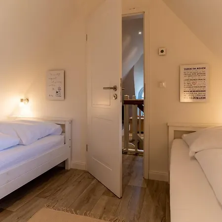 Reetdachhaus Duenenstieg Reetdachhaus Duenenstieg Acht